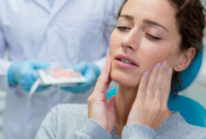 7 Signs You Need to See a Dentist Immediately 5 Jaw Pain or Swelling